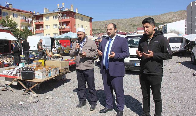 Sivas'ta semt pazarında her hafta alış-veriş dualarla başlıyor