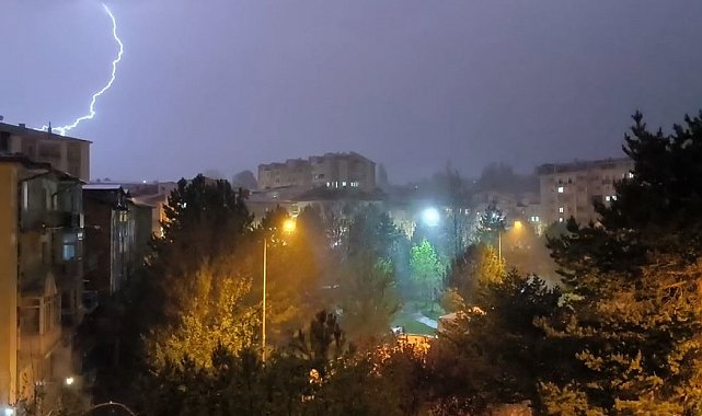 Sivas'ta şimşekler geceyi aydınlattı