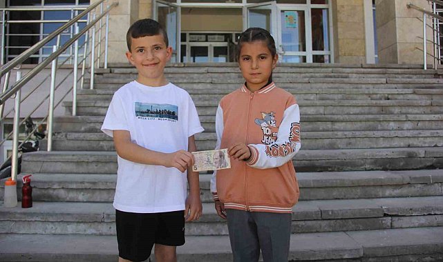 Sivaslı minik öğrenci paranın üzerindeki yazının izini sürerek sahibine ulaştı