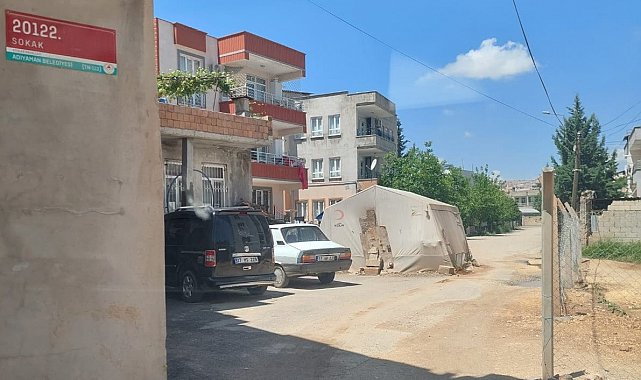 Sokak ortasına kurulan çadır ulaşıma engel oluyor