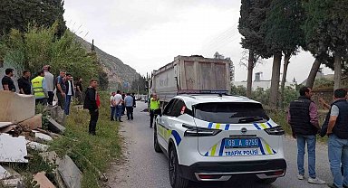 Söke'de feci kaza: Kamyonun çarptığı temizlik işleri personeli hayatını kaybetti