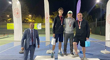 Spor kenti Demirci'de Gençlik Haftası Tenis Turnuvası tamamlandı