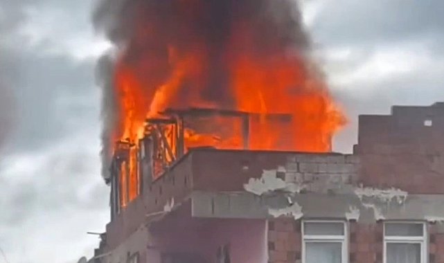 Sultanbeyli'de korkutan çatı yangını: Alevler yan binaya sıçradı