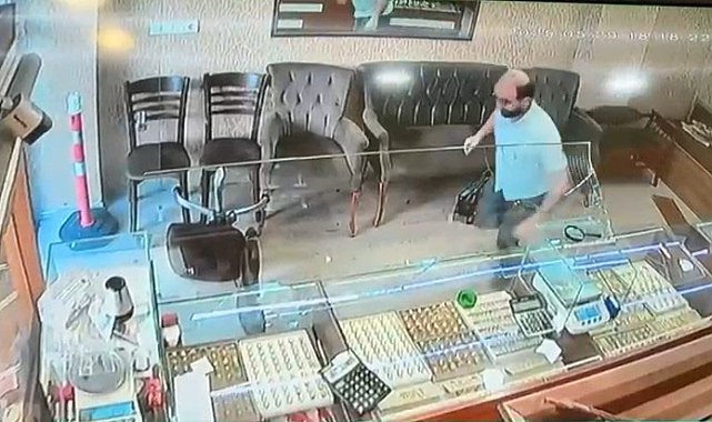 Sultanbeyli'de kuyumcuda silahlı soygun girişimi: Sandalye fırlatarak soyguncuyu kaçırdılar