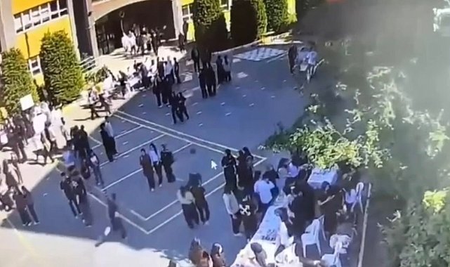 Sultanbeyli'de lise öğrencisi okul bahçesinde arkadaşını bıçakladı, o anlar kameraya yansıdı