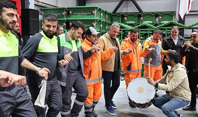 Sultangazi Belediye Başkanı Dursun işçilerle birlikte halay çekti