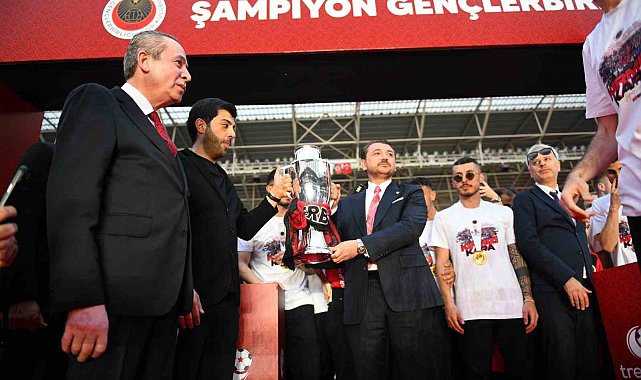 Süper Lig'e yükselen Gençlerbirliği, kupasını aldı