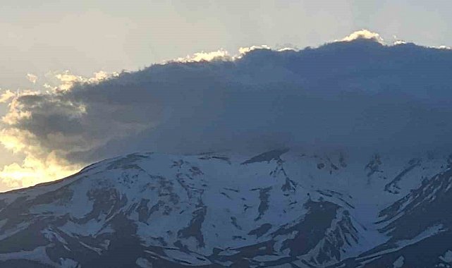 Süphan Dağı'nın zirvesindeki bulutlar görenleri hayran bıraktı