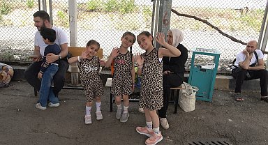 Suriyeli sığınmacılar Türkiye'ye teşekkür ederek ülkelerine dönüyor