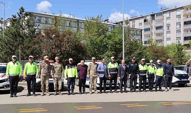 Sürücülere çikolata ve kolonya ikramlı trafik denetimi