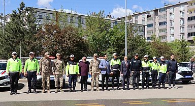 Sürücülere çikolata ve kolonya ikramlı trafik denetimi