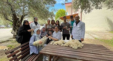 TAB öğrencileri geleneksel yöntemlerle yün ipliğini renklendirdi