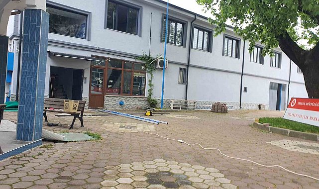 Tabela takarken düşen din görevlisi yaralandı