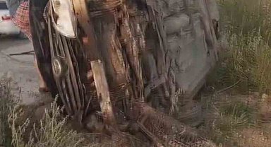 Takla atan atarak yan yatan otomobildeki 4 kişi yaralandı