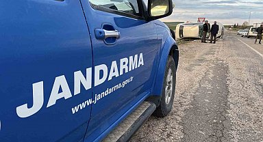 Takla atan otomobilden burnu bile kanamadan kurtuldu