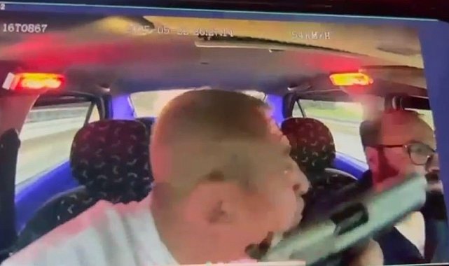 Takside dehşet anları kamerada...Taksiciyi silahla gezdirdi, sonra da parasını gasp etti