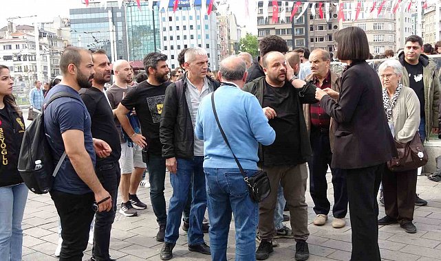 Taksim'de iki grup arasında kavga kamerada