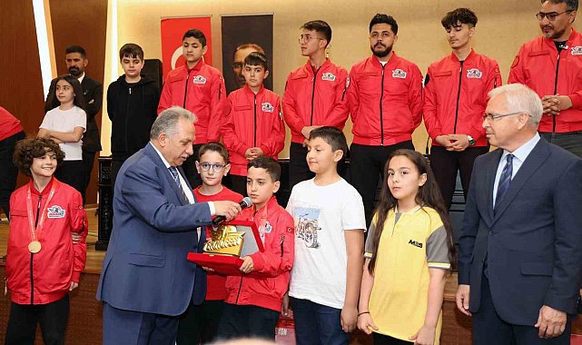 Talas Belediye Meclisi'nde TEKNOFEST şampiyonları rüzgarı esti