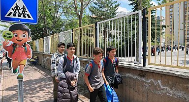 Talas'ta okul geçitlerine öğrenci güvenliği için sevimli uyarıcılar