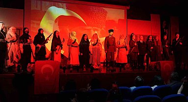 Tarihe ışık tutan defile: 23 kadın kahramanın kıyafetleri defilede sergilendi