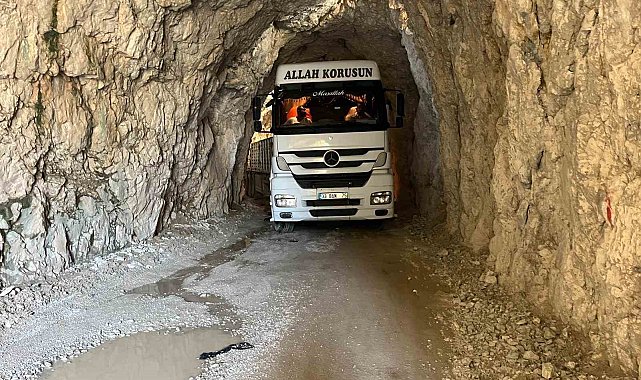 Taş Yolu tırın tünele sıkışması sonucu ulaşıma kapatıldı