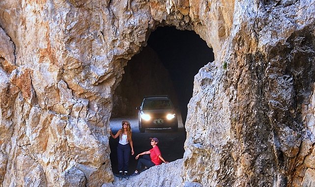 Taş Yolunda tır sıkıştı, yol geçici süreyle ulaşıma kapatıldı