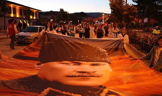 Taşova'da coşkulu 19 Mayıs meşale ve bayrak yürüyüşü