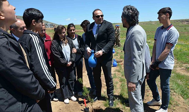 Tatvan'da fidanlar toprakla buluştu