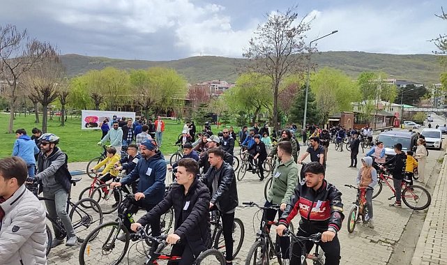 Tatvan'da merhum Öğretmen Ferhat Orak anısına bisiklet turu düzenlendi