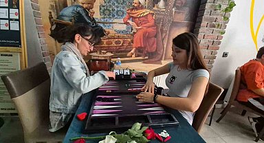 Tavlalar çiçek açtı: 83 kadın kıyasıya mücadele ediyor