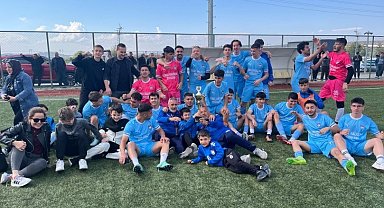 Tavşanlı Erdemspor, şampiyonluğu ve Kıbrıs turnuvasıyla ilgi odağı oldu