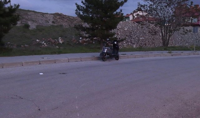 Tavşanlı'da elektrikli motosiklet devrildi: 1 yaralı