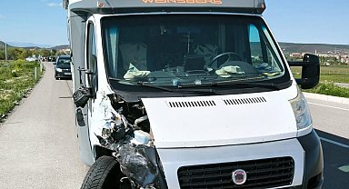 Tavşanlı'da karavan ile minibüs çarpıştı: 1 yaralı