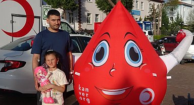 Tavşanlı'da oyuncak hediyeli kan bağışı kampanyası yoğun ilgi gördü