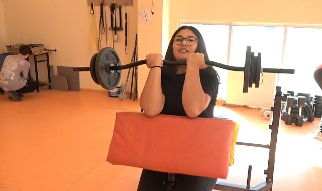 Tavşanlı'dan baba- kız bilek güreşinde aldıkları madalyalarla Tavşanlı'na büyük gurur yaşattı