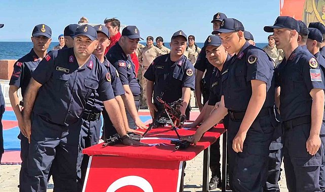 Tekirdağ'da özel bireyler için düzenlenen temsili yemin töreninde komandolardan nefes kesen gösteriler