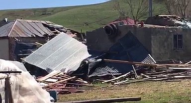 Tekman'da hortumda binaların çatıları uçtu