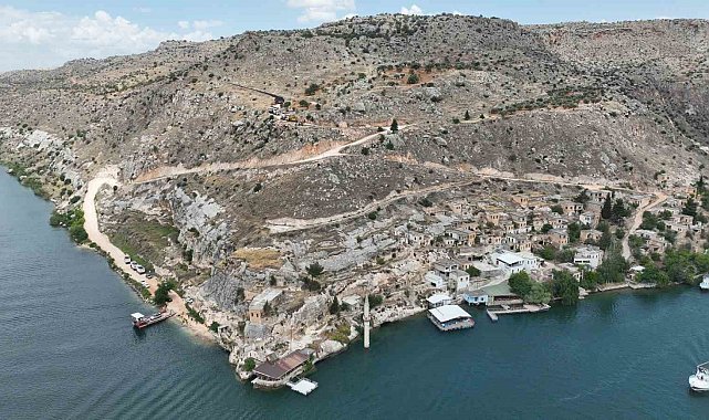 Tekneyle gidilen batık mahalleye 25 yıl sonra yol yapıldı