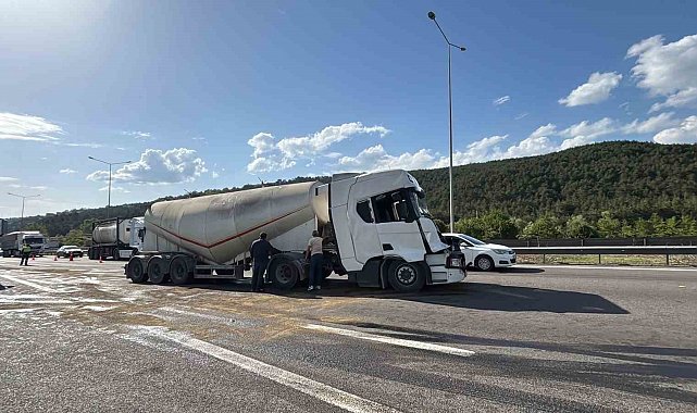 TEM Otoyolu'nda 2 tır çarpıştı: 1 yaralı