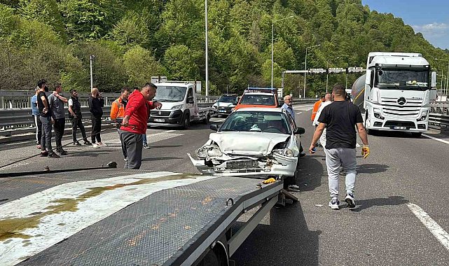 TEM'de otomobille oto kurtarıcı çarpıştı: 3 yaralı