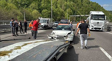 TEM'de otomobille oto kurtarıcı çarpıştı: 3 yaralı