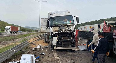 TEM'de sürücüsünün uyuduğu iddia edilen buğday yüklü tır devrildi