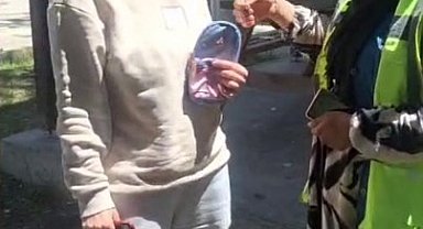 Temizlik görevlisi bulduğu para dolu cüzdanı sahibine teslim etti