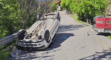 Ters dönen otomobilden yara almadan kurtuldu