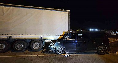 Ticari araç tıra arkadan çarptı: 1 ağır yaralı