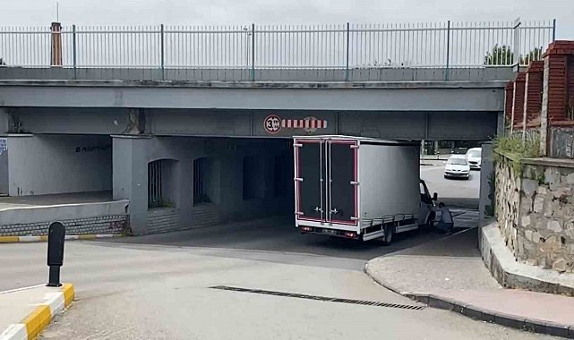 Ticari araç tren yolu alt geçitte sıkıştı