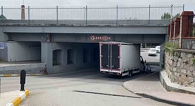 Ticari araç tren yolu alt geçitte sıkıştı