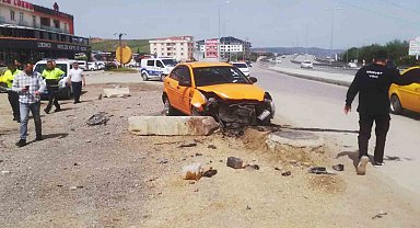 Ticari taksinin kaza anı kamerada: 2 yaralı