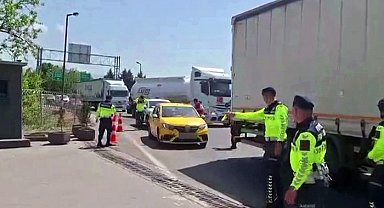 Ticari taksiyle göçmen kaçakçılığı girişimi jandarmaya takıldı