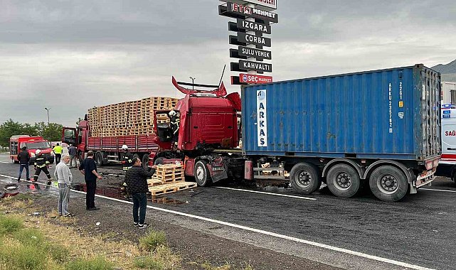 Tır duraklayan tıra arkadan çarptı: 1 yaralı